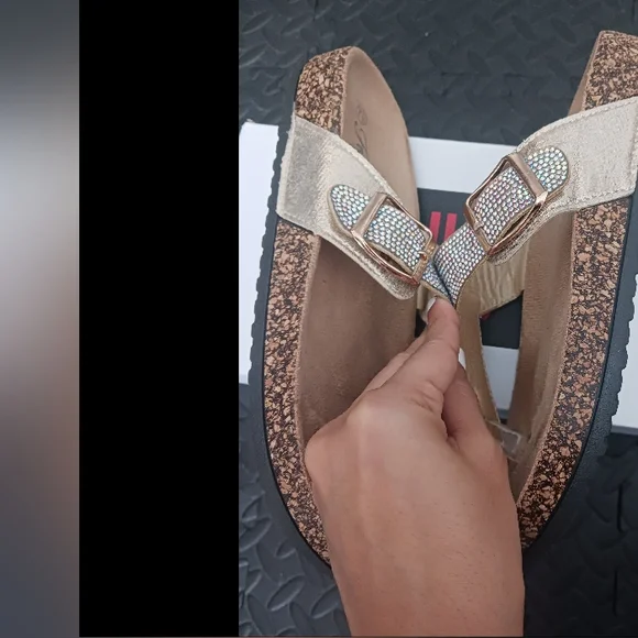 Forever Women Bling T strap Flat Comfy Sandals - Picture 6 of 11